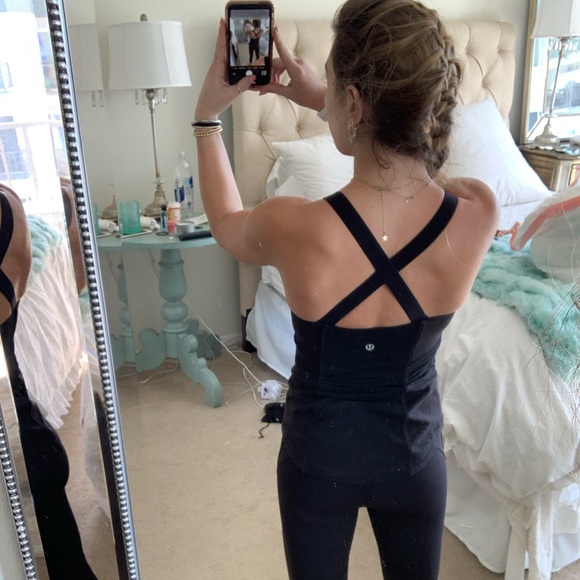 Lululemon Black cross-back Tank w/ rounded hem sz4 - Picture 2 of 3